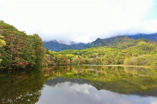 鏡池 紅葉 秋 鏡池 紅葉 秋 山,リフレクション,コピースペースの写真素材