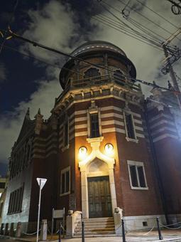 赤レンガ建築と幻想的なライトアップ 赤レンガ建築と幻想的なライトアップ 京都,本願寺伝道院,赤レンガ建築の写真素材