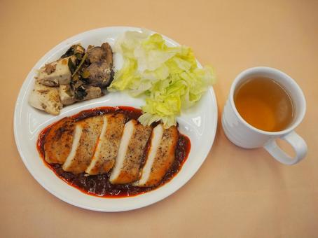 手作り・チキンソテーナポリタンソース添え チキンソテー,ナポリタンソース添え,手作りの写真素材