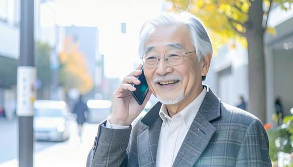 笑顔で電話する高齢者の写真