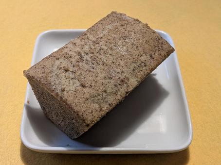 白磁の角皿のコーヒーのバウムクーヘン 洋菓子,焼き菓子,スイーツの写真素材