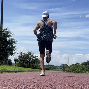 炎天下の下頑張って走る男性ランナー 炎天下の下頑張って走る男性ランナーの写真