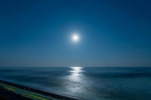 月の光が反射している海岸 月の光が反射している海岸の写真