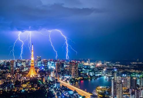 雷が光る都会の夜景 雷が光る都会の夜景の写真