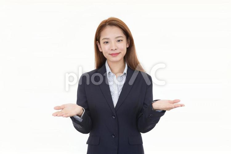 両手を広げる笑顔の女性 女性,ビジネスウーマン,仕事の写真素材