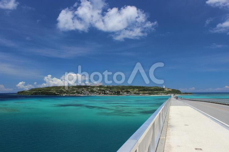 沖縄本島北部の古宇利島と古宇利大橋 古宇利島,沖縄,景色の写真素材