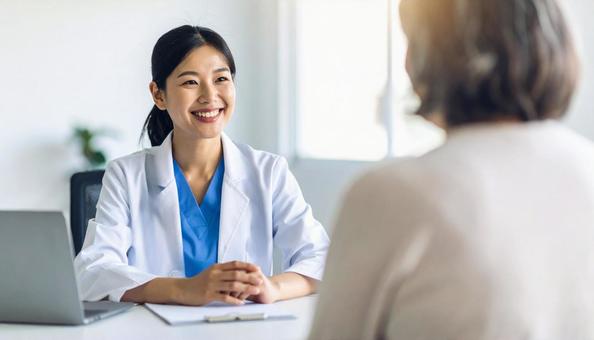 相談を受ける笑顔の医療相談スタッフ 相談を受ける笑顔の医療相談スタッフの写真