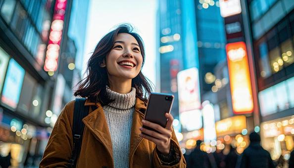 スマホを持つ日本人の若い女性 スマホを持つ日本人の若い女性の写真