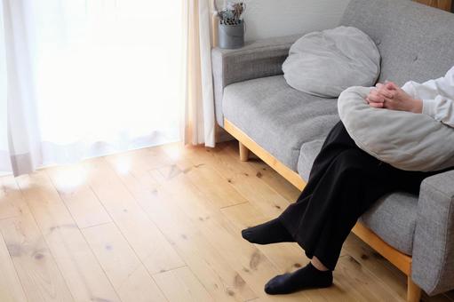 ソファーでくつろぐ40代女性の写真