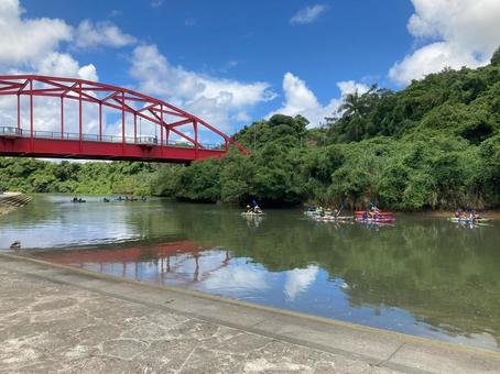 川遊び 川遊び 比謝川,沖縄,カヤックの写真素材