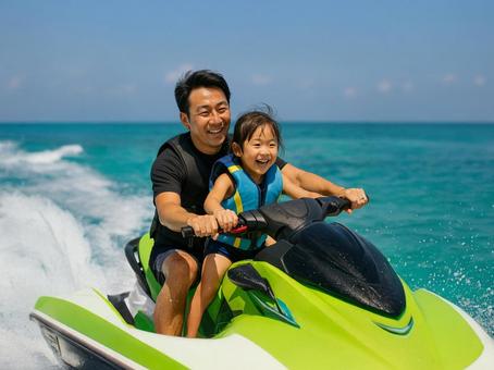 水上バイクに乗る親子 水上バイクに乗る親子の写真