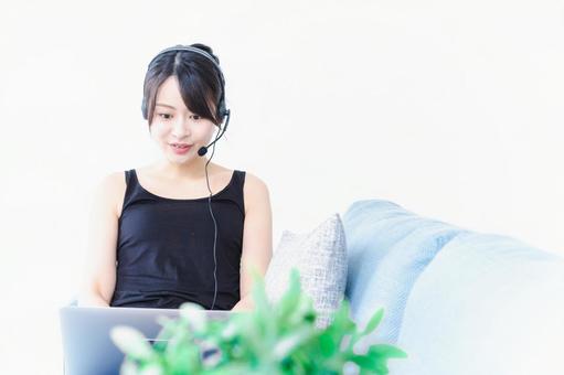 オンラインレッスンを受ける女性 オンラインレッスンを受ける女性 ネット,アドバイス,モニターの写真素材