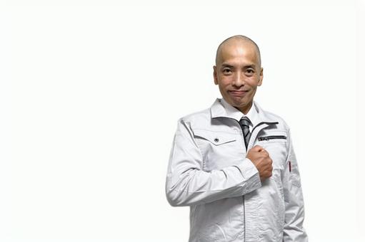 お任せくださいと胸に手を当てる作業服男性 お任せくださいと胸に手を当てる作業服男性 作業服,ガッツポーズ,作業員の写真素材