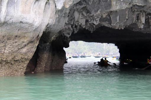 ベトナムのハロン湾のルオン洞窟風景 ベトナムのハロン湾のルオン洞窟風景 ベトナム,ハロン湾,世界遺産の写真素材