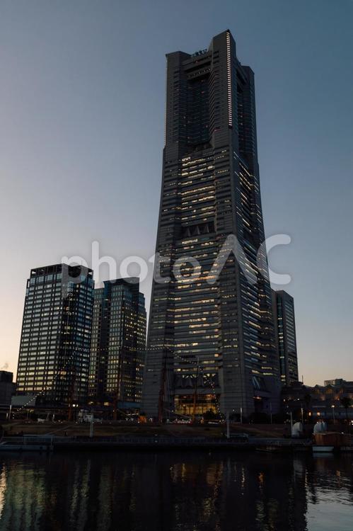 夕方の横浜のビル ランドマークタワー,夕方,横浜の写真素材
