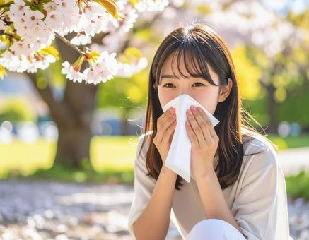 猛暑でしゃがみこむ女性 猛暑でしゃがみこむ女性の写真