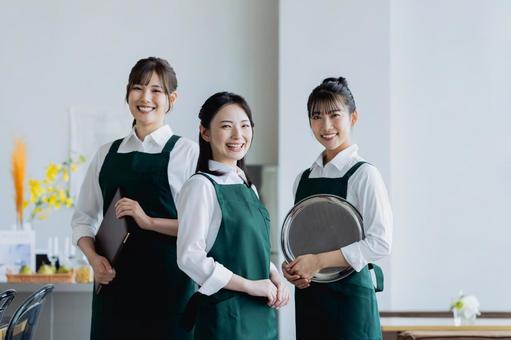 カフェで働く若い女性 カフェで働く若い女性 女性,カフェ,アルバイトの写真素材