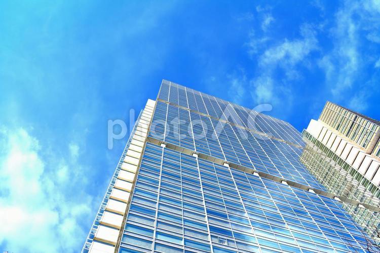 ビルと青空　都会と青空　快晴　晴れ イメージ,素材,大都会の写真素材