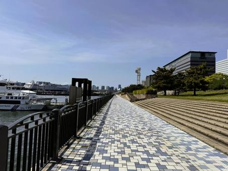 青海ふ頭公園 東京お台場 2025年春 青海ふ頭公園 東京お台場 2025年春 ランウェイ,タイル,舗装の写真素材