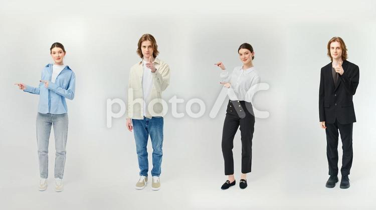 カメラ目線で指差しポーズの外国人男女 男女,指差し,ジェスチャーの写真素材