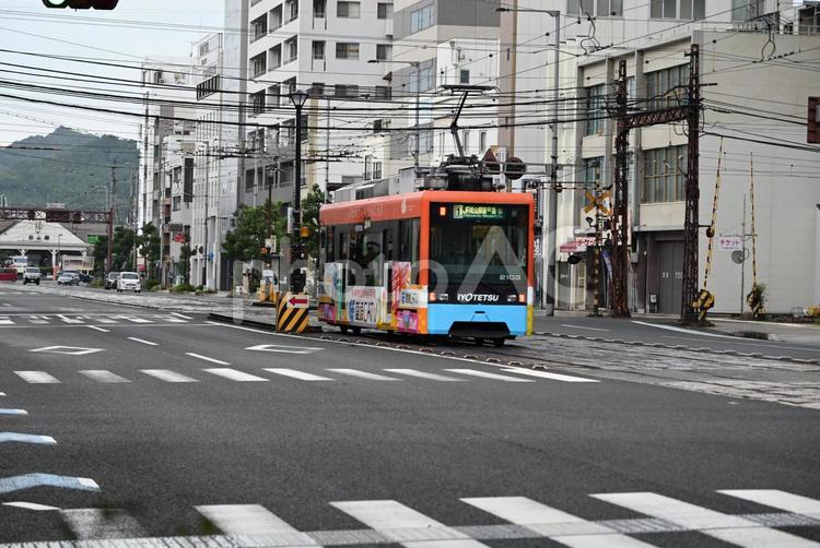 路面電車が走る街（IYOTETU) 線路,列車,乗車の写真素材