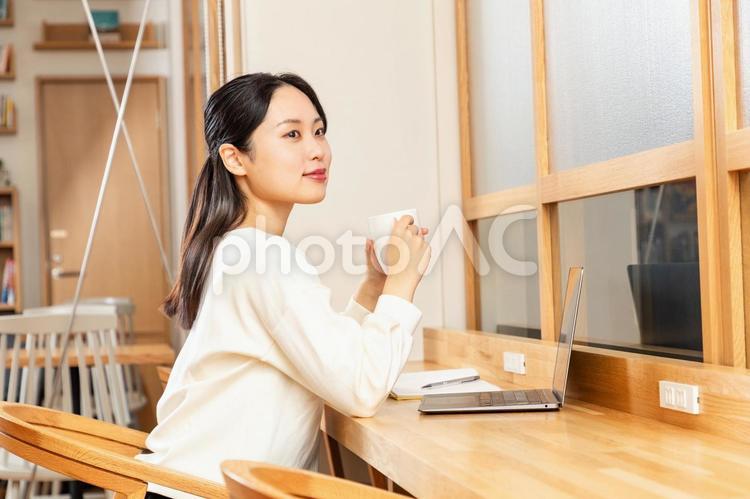 カフェで一息つくアジア人女性01 ビジネス,女性,ノートpcの写真素材