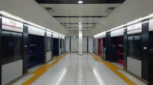 京王線 布田駅 フルスクリーンホームドア 京王線 布田駅 フルスクリーンホームドア 布田駅,京王,電車の写真素材