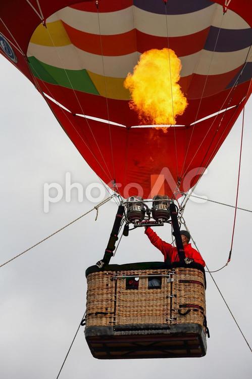 熱気球のバーナーから上がる炎 熱気球のバーナーから上がる炎 気球,熱気球,イベントの写真素材