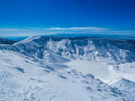 完全に雪に覆われた沼ノ平火口 安達太良山,厳冬期,日本百名山の写真素材
