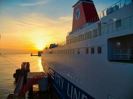 船上の夕日 夕日,フェリー,船の写真素材