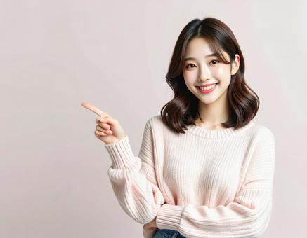 横を指差す女性 横を指差す女性の写真