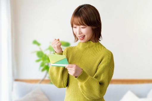 通帳を見て喜ぶ女性 通帳を見て喜ぶ女性 女性,給料,昇給の写真素材