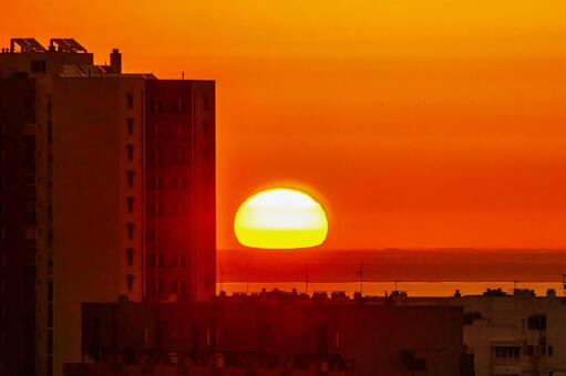 ユーラシア大陸最西端のリスボンに昇る太陽 リスボン,日の出,朝日の写真素材