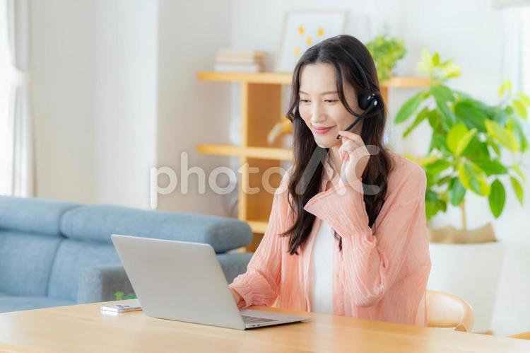 在宅で仕事するオペレーターの女性 オペレーター,在宅,ビジネスウーマンの写真素材