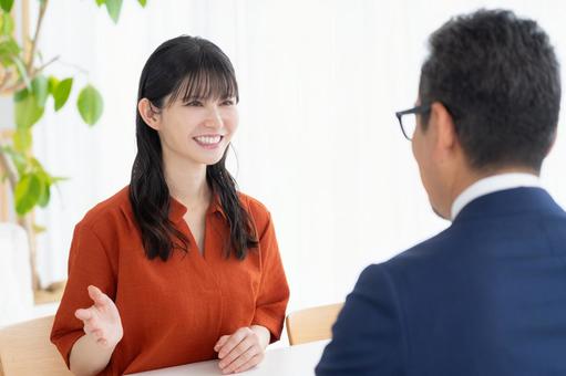 ミドル女性と商談をするセールスマン ミドル女性と商談をするセールスマン セールスマン,女性,ビジネスマンの写真素材
