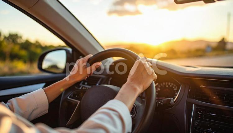 自動車のハンドル操作をする女性の手 自動車,ハンドル,運転の写真素材