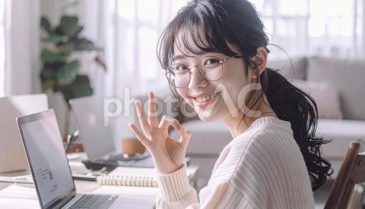 家計がうまくいきスマホ片手に微笑む女性 パソコン,家計簿,節約の写真素材