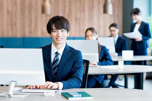 オフィスで働く若いビジネスマン オフィスで働く若いビジネスマン ビジネスマン,オフィス,笑顔の写真素材