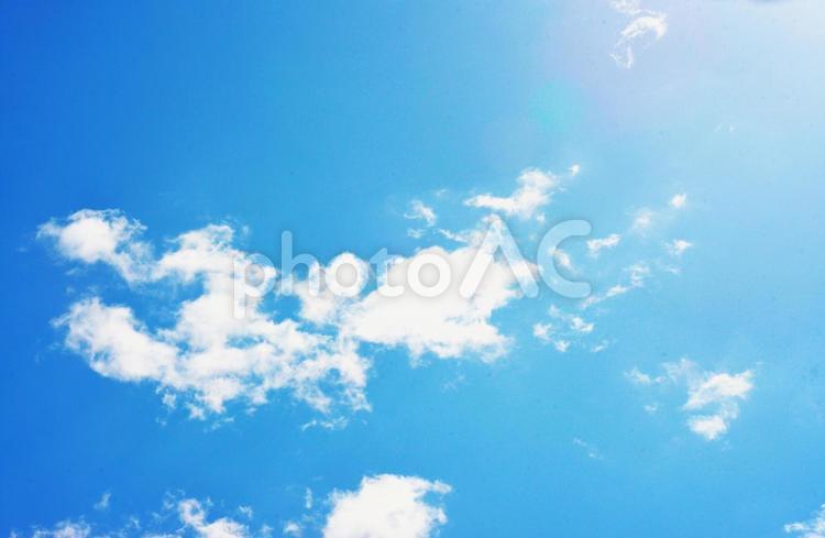 青空に浮ぶ雲の風景 青空,さわやか,雲の写真素材