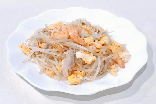 Photo, fried prawns with bean sprouts and egg, stir-fried seafood with bean sprouts, fried bean sprouts and eggs, 
