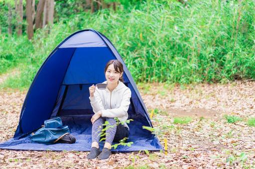 ソロキャンプをする若い女性 ソロキャンプをする若い女性 森林,春,休日の写真素材