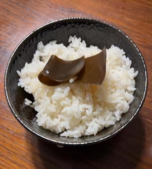 R7.09.16 こまち昆布ご飯の茶碗飯 R7.09.16 こまち昆布ご飯の茶碗飯の写真