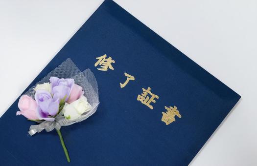 卒業証書とミニブーケのクローズアップ 卒業証書とミニブーケのクローズアップの写真