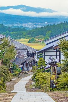 日本の古い宿場町の石畳が続く美しい街並み 日本の古い宿場町の石畳が続く美しい街並み 宿場町,中山道,風景の写真素材