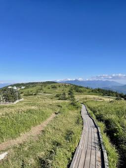 美ヶ原高原の木道ハイキング 美ヶ原高原の木道ハイキング 美ヶ原高原,長野県,信州の写真素材