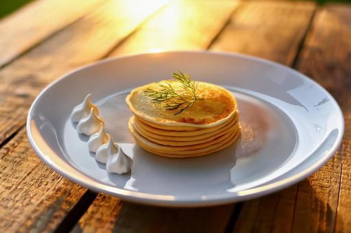 夕日に照らされるパンケーキプレート 夕日に照らされるパンケーキプレートの写真