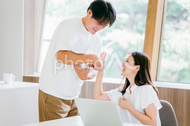 テレワークする女性と男性 赤ちゃん,夫婦,家族の写真素材
