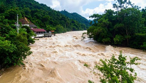 濁流 大雨の後の川 濁流 大雨の後の川の写真