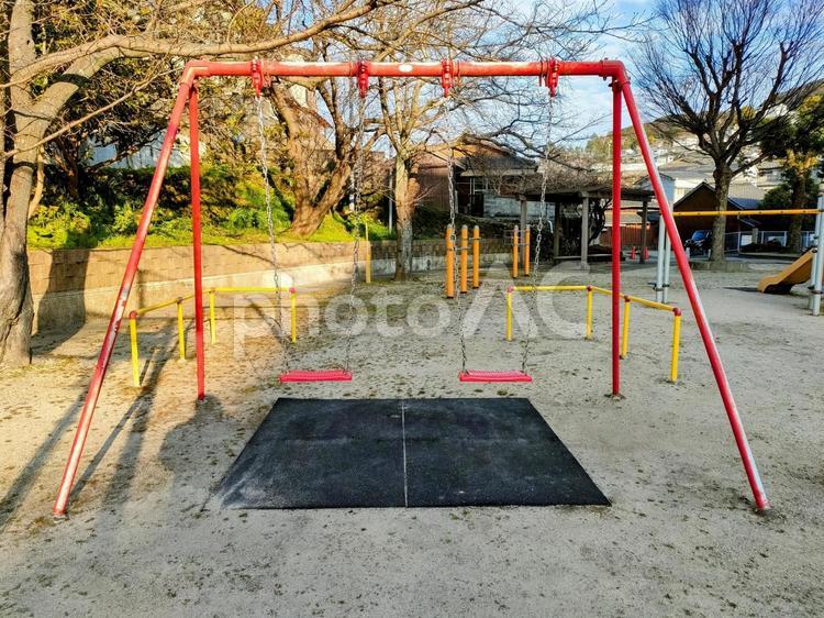 公園のブランコ 正面 ブランコ,公園,ブランコ境界柵の写真素材