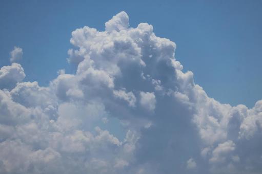 青空に浮かぶもくもくの積乱雲(入道雲) 青空に浮かぶもくもくの積乱雲(入道雲)の写真